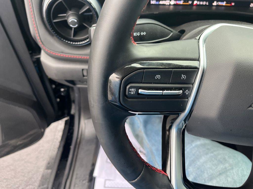 Used 2025 Chevrolet Colorado Z71 AWD/4WD image 11