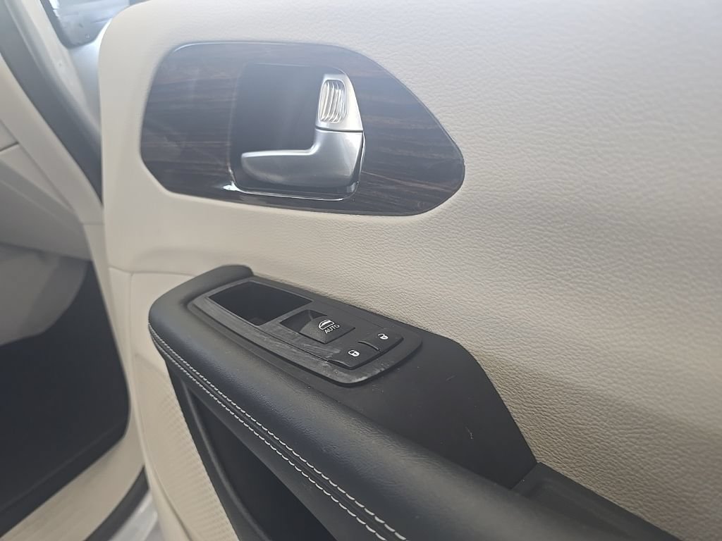 Used 2024 Chrysler Pacifica Limited FWD image 44