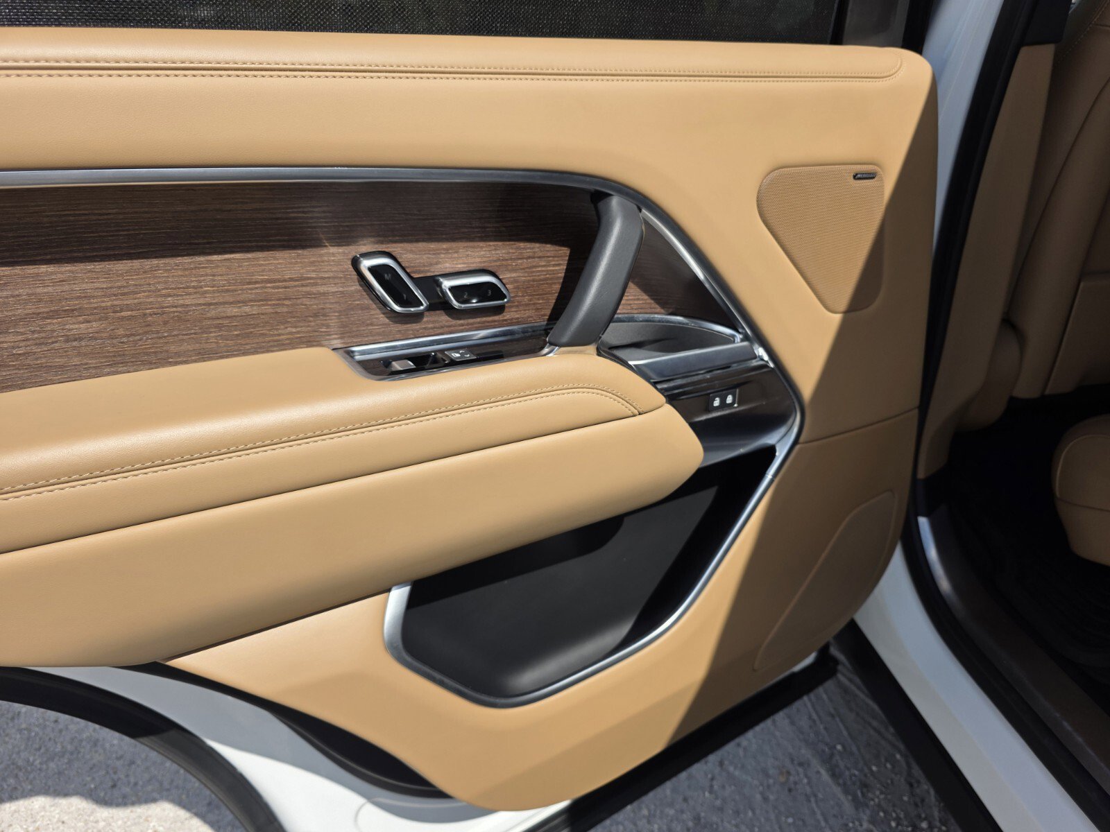 Used 2024 Land Rover Range Rover Long Wheelbase SE image 17