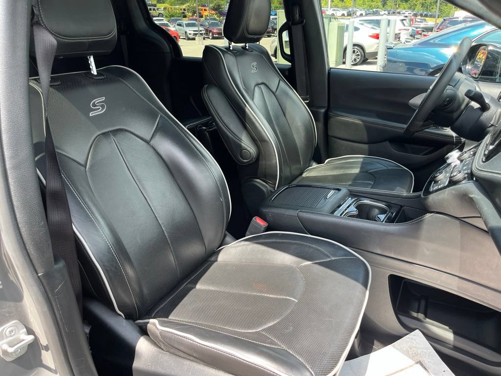 Used 2025 Chrysler Pacifica Limited FWD image 12