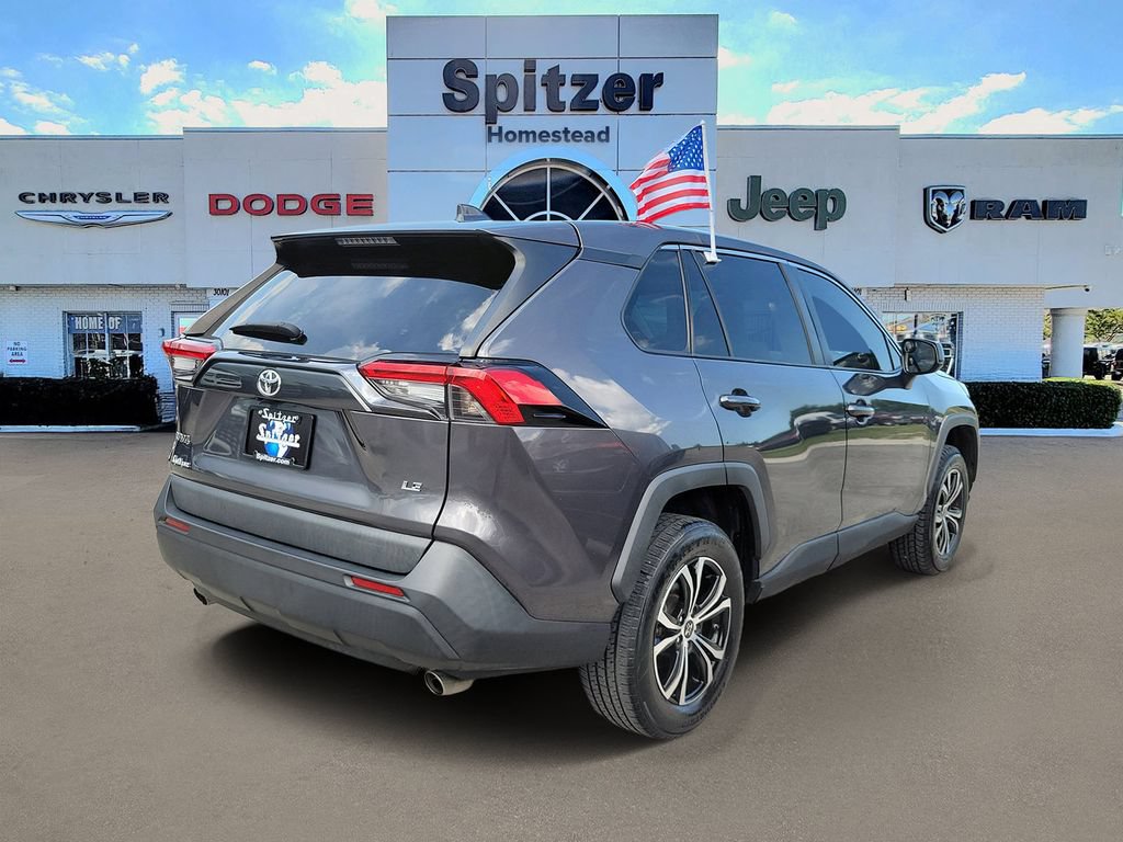 Used 2022 Toyota RAV4 LE FWD image 2