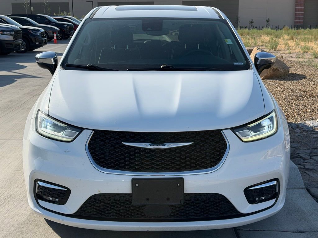 Used 2023 Chrysler Pacifica Limited image 3