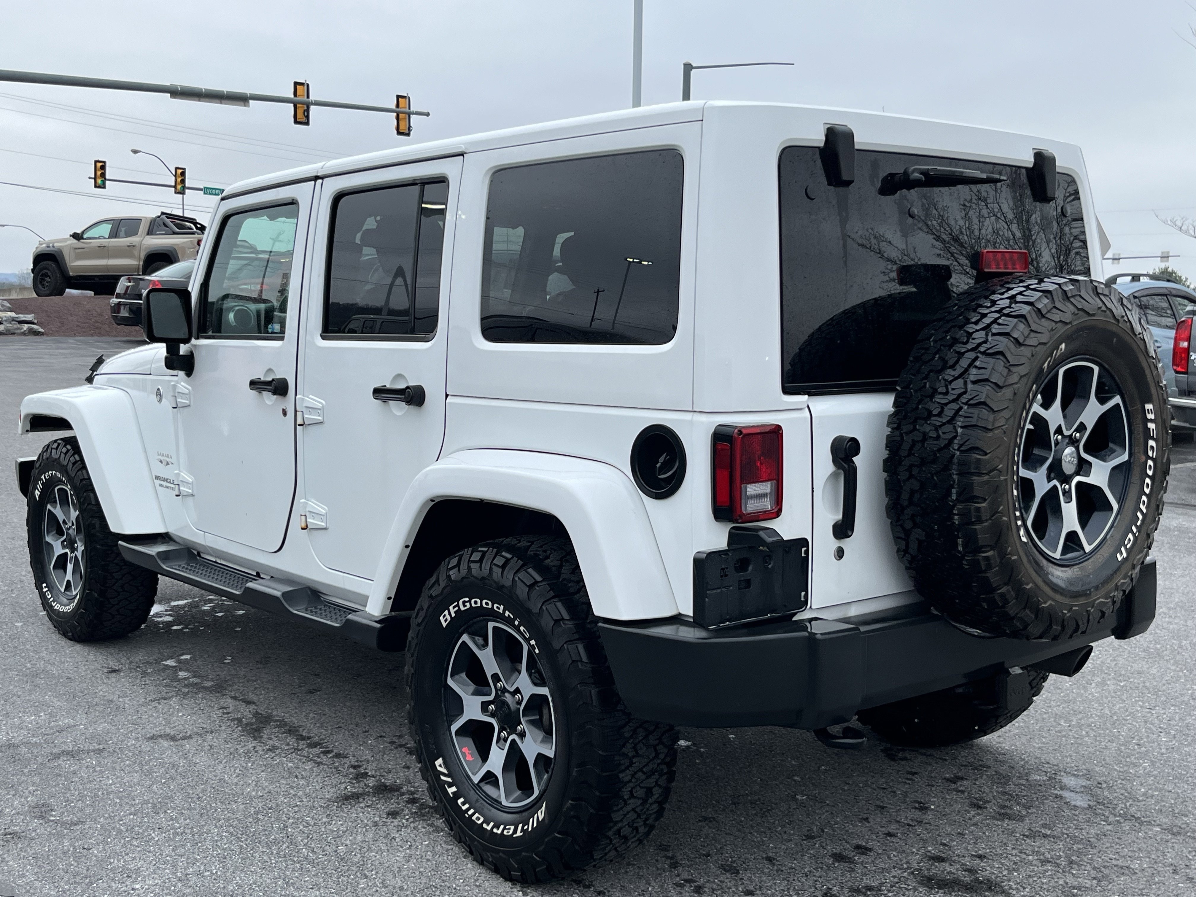 Used 2017 Jeep Wrangler Unlimited Sahara w/ Dual Top Group AWD/4WD video 3