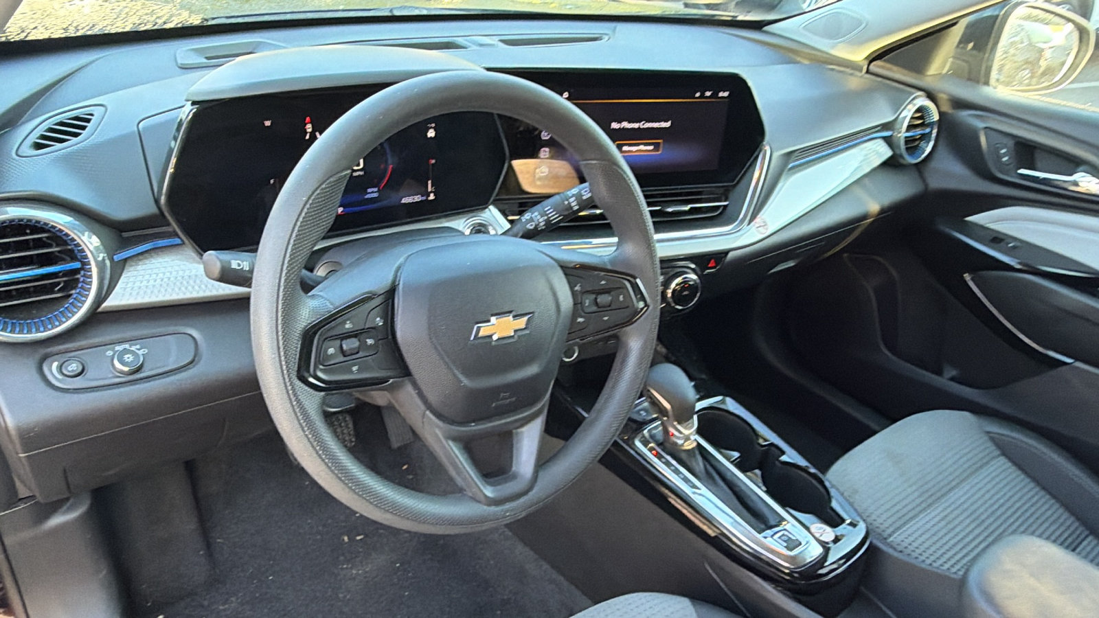 Used 2025 Chevrolet Trax LT FWD image 24