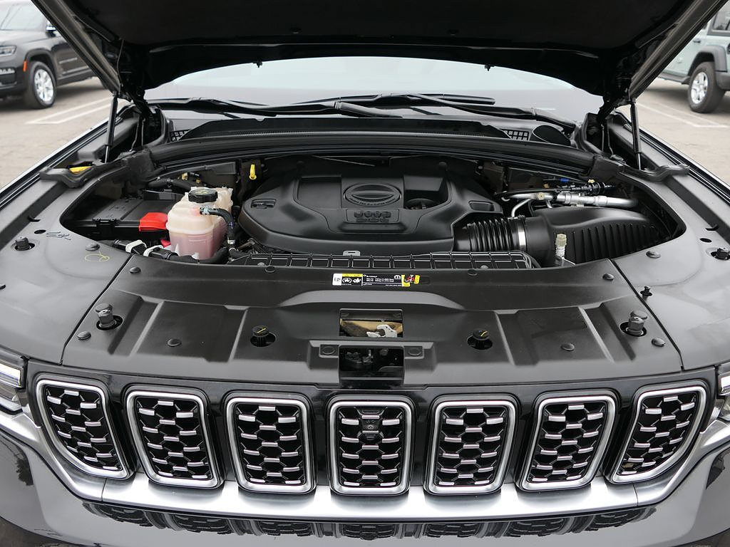 Used 2023 Jeep Grand Cherokee Summit w/ Luxury Tech Group V AWD/4WD image 27