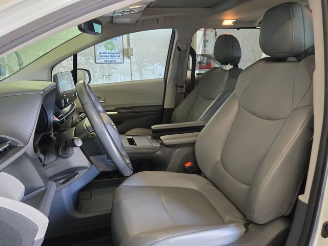 Used 2021 Toyota Sienna XLE FWD image 11