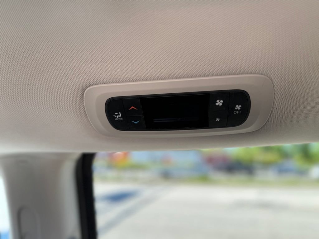Used 2017 Chrysler Pacifica Touring FWD image 17