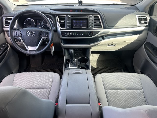 Used 2019 Toyota Highlander LE AWD/4WD image 29