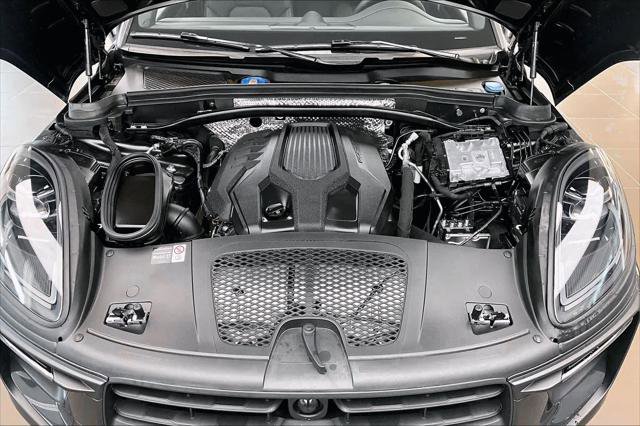 Used 2025 Porsche Macan AWD/4WD image 29