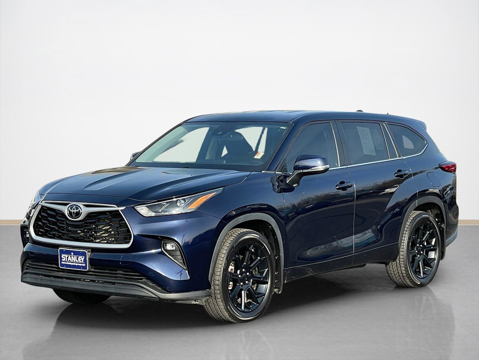 Used 2023 Toyota Highlander LE image 3