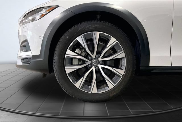 Certified 2025 Volvo V90 B6 Cross Country Plus AWD/4WD image 11