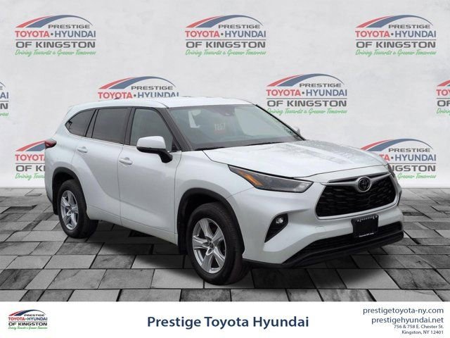 Used 2022 Toyota Highlander LE image 1