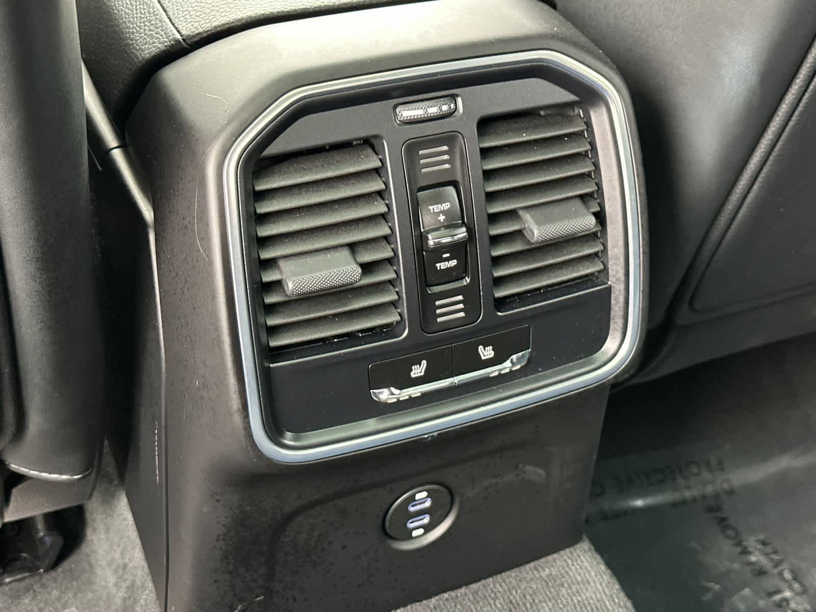 Certified 2025 Porsche Macan AWD/4WD image 14