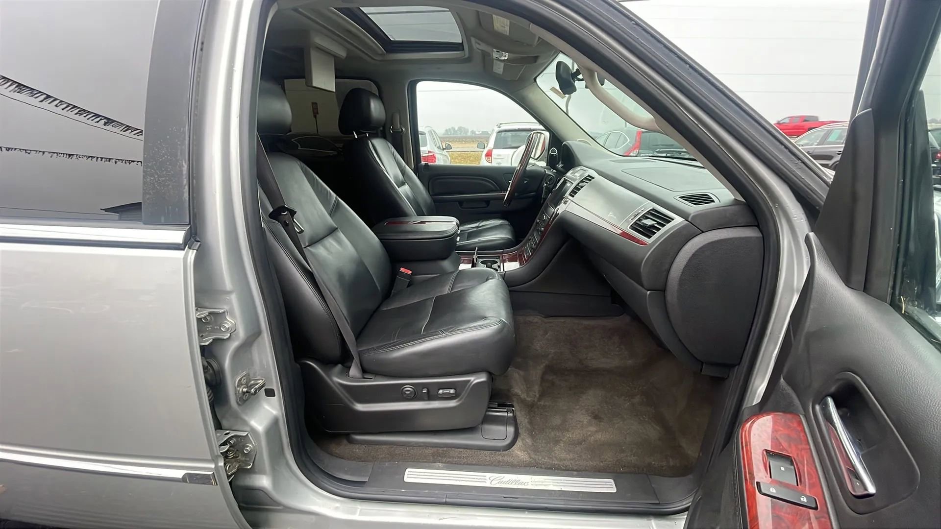 Used 2011 Cadillac Escalade EXT Premium image 25