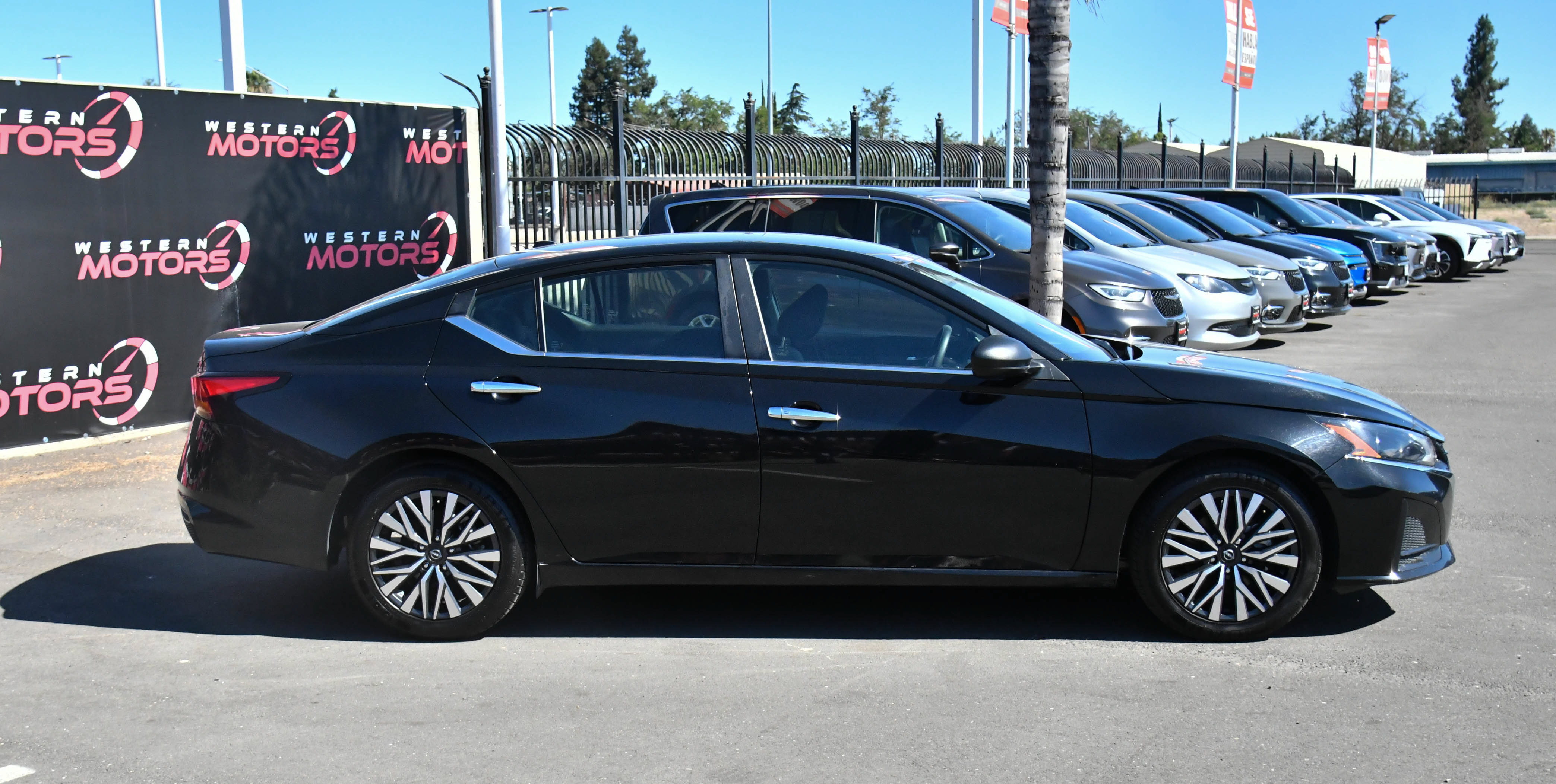 Used 2024 Nissan Altima 2.5 SV FWD image 9