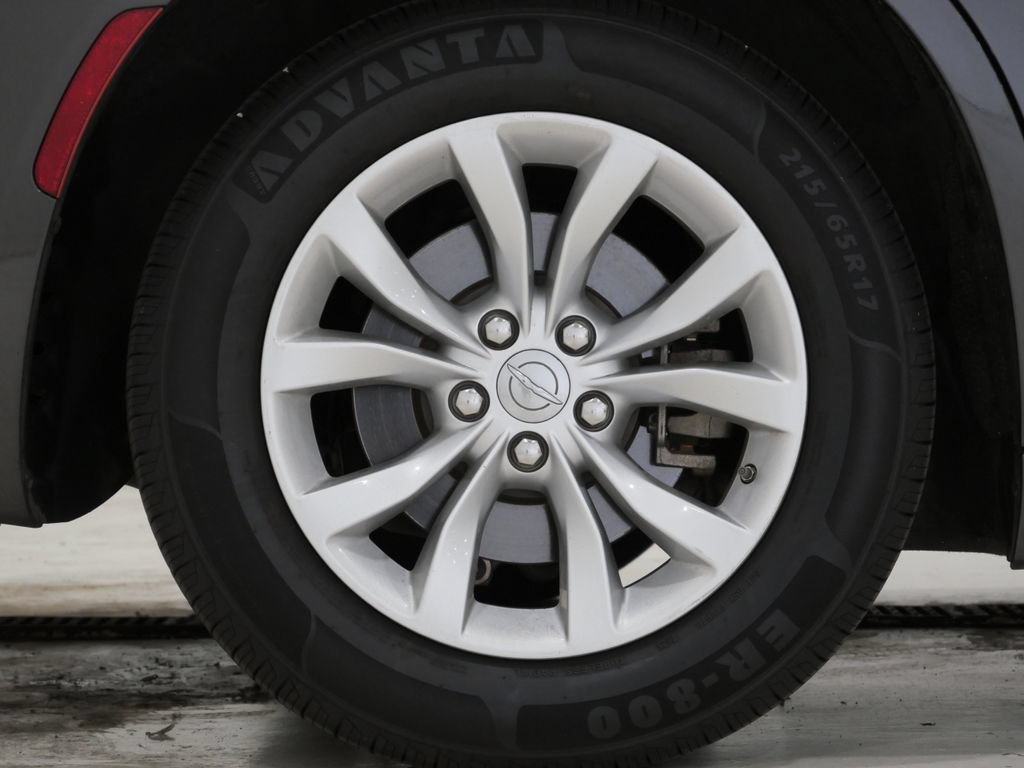 Used 2023 Chrysler 300 Touring RWD image 6