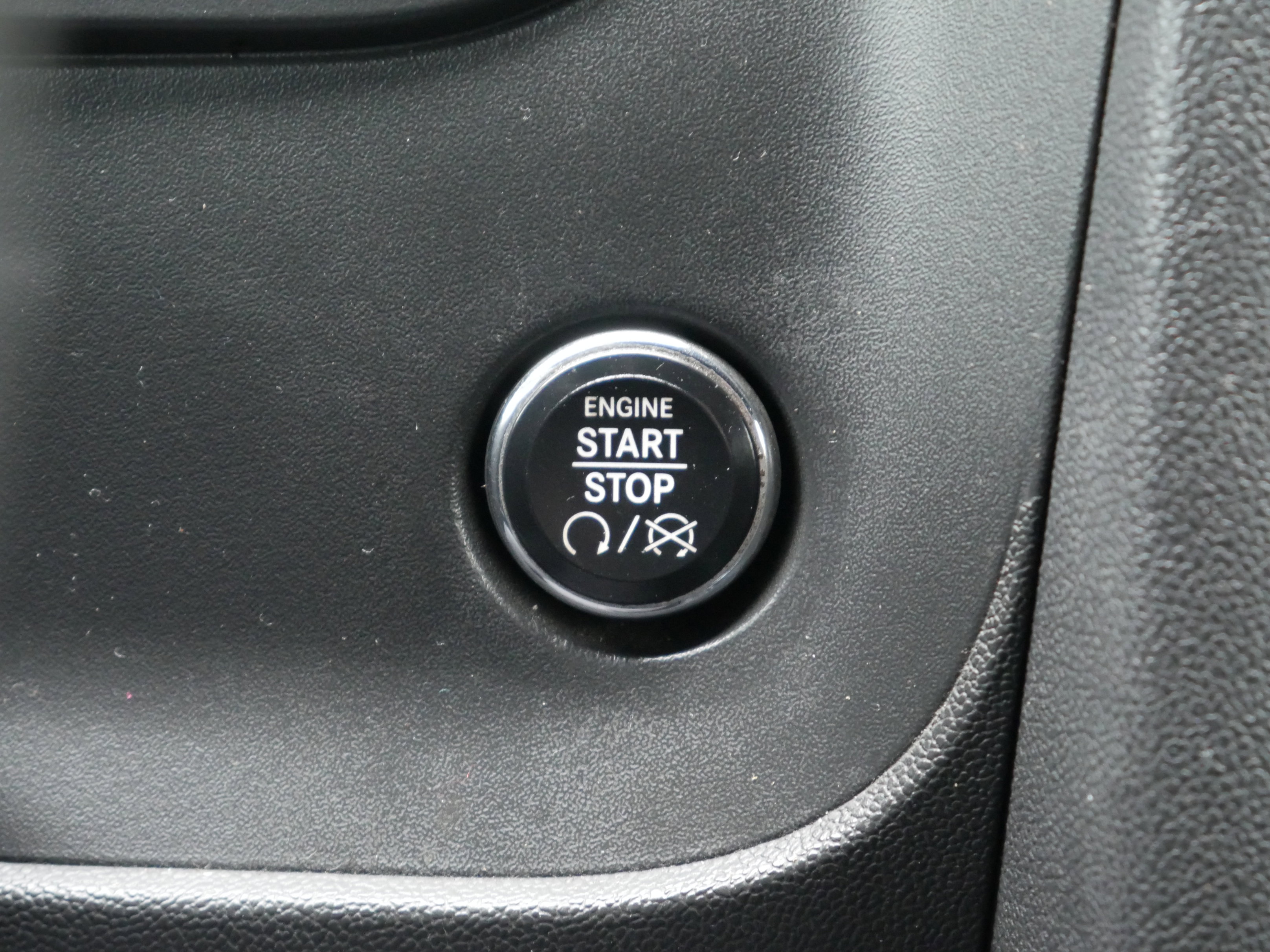 Used 2013 Dodge Challenger SXT image 8