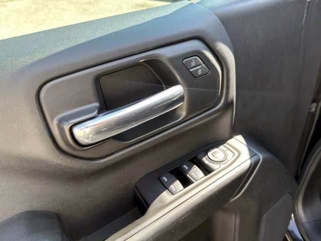 Used 2019 Chevrolet Silverado 1500 Custom w/ Custom Convenience Package AWD/4WD image 18