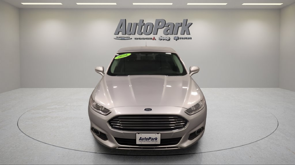 Used 2016 Ford Fusion SE w/ Equipment Group 202A FWD image 2