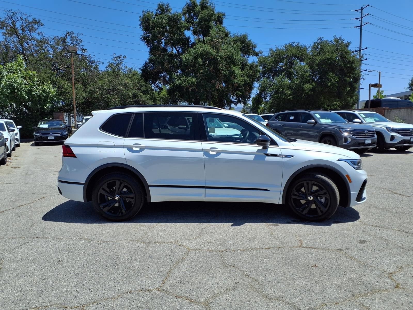 Certified 2023 Volkswagen Tiguan SE R-Line FWD image 3