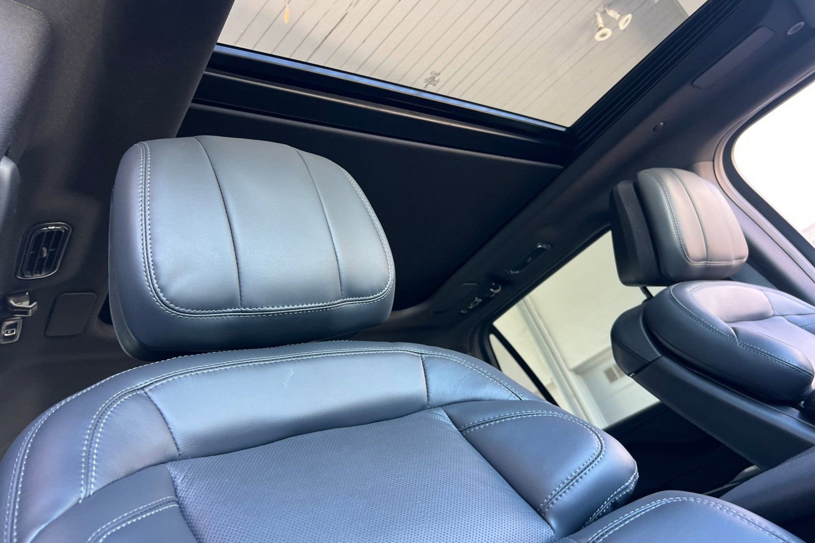 New 2026 Lincoln Navigator L Reserve w/ Jet Appearance Package AWD/4WD image 16