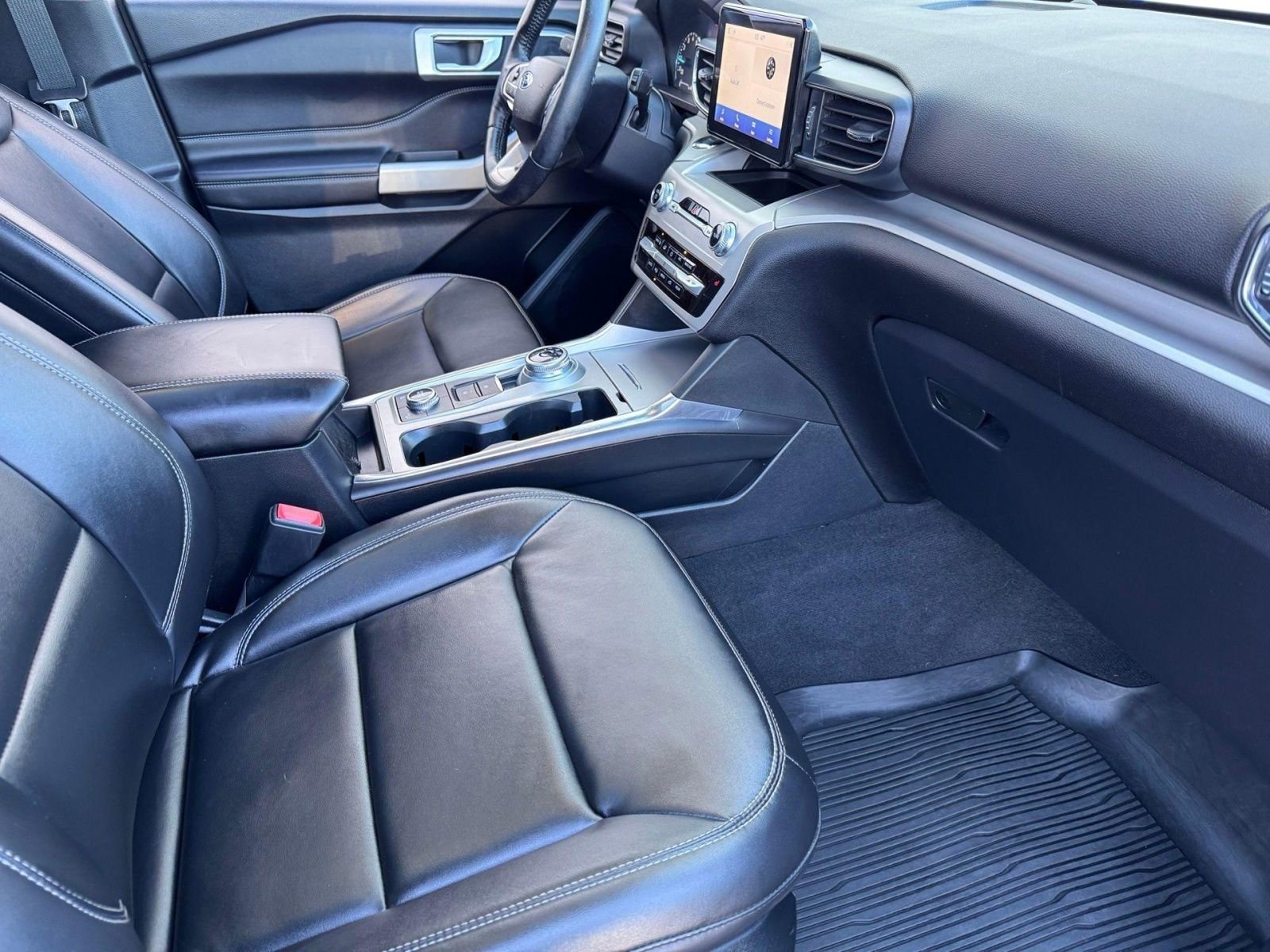 Used 2022 Ford Explorer XLT w/ Equipment Group 202A image 10