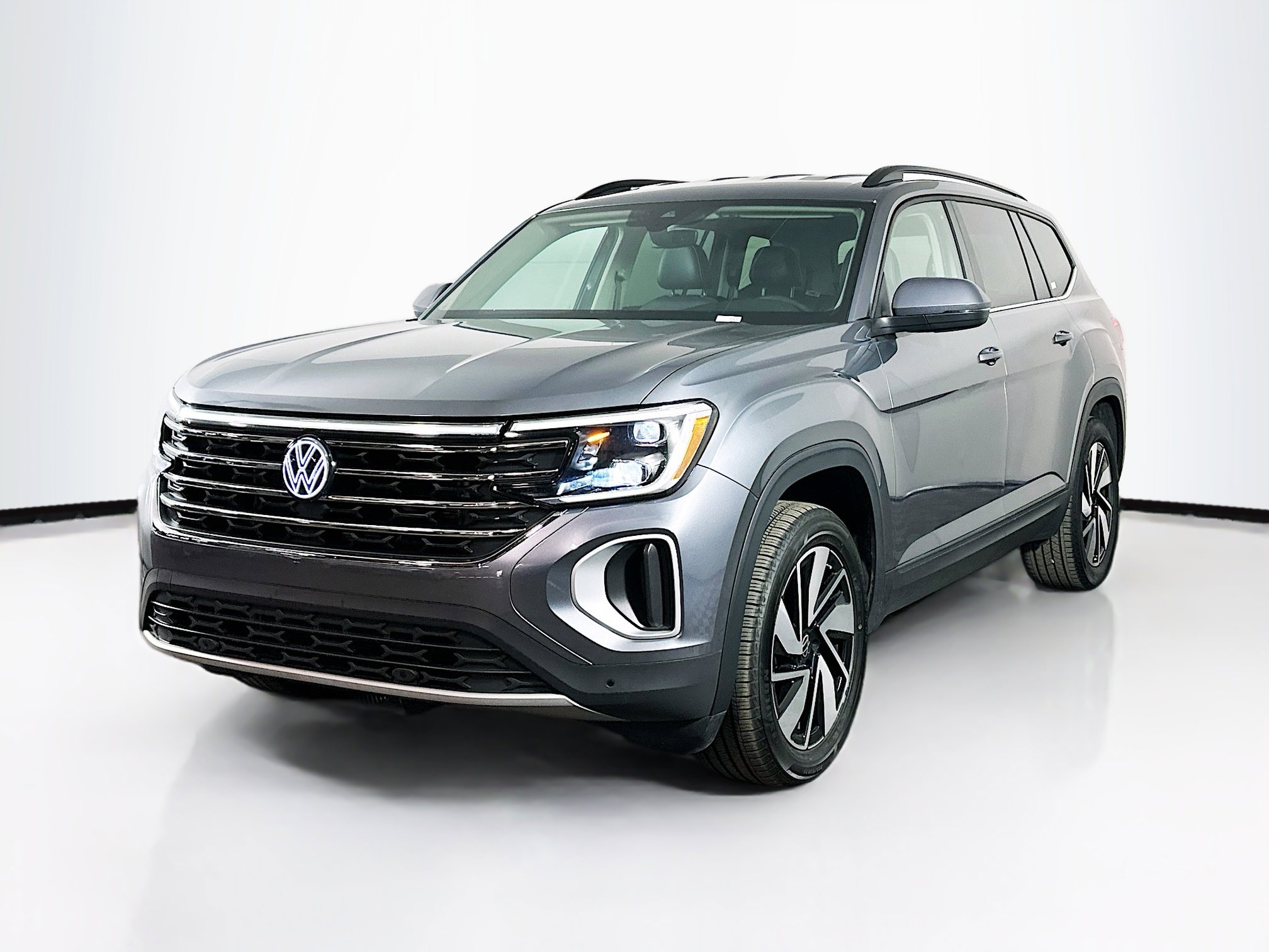Used 2025 Volkswagen Atlas SE image 3