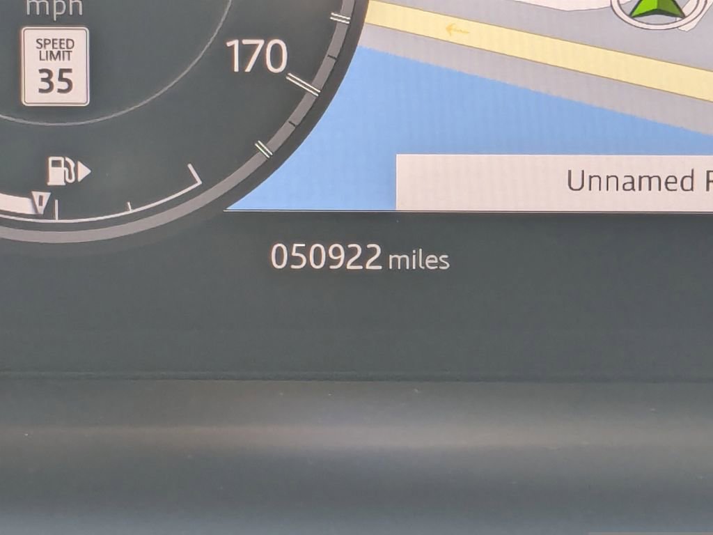 Used 2020 Land Rover Discovery Sport SE image 28