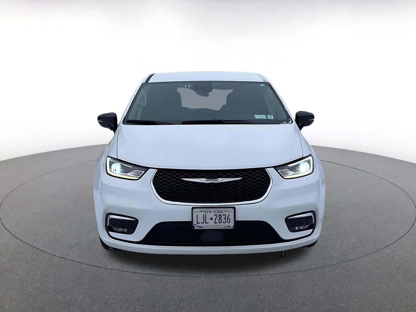 Used 2024 Chrysler Pacifica Touring-L image 3