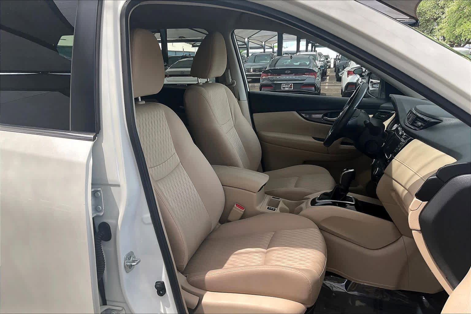 Used 2018 Nissan Rogue SV w/ Premium Package image 9