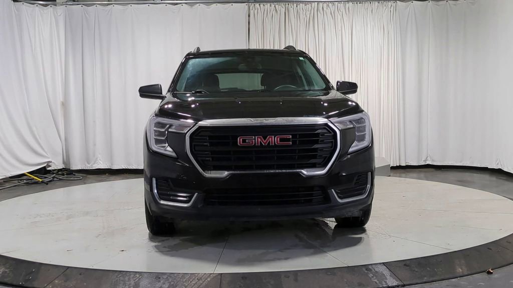 Used 2023 GMC Terrain SLE w/ Driver Convenience Package image 3