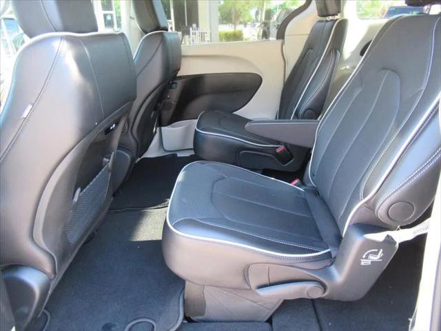 Certified 2024 Chrysler Pacifica Limited AWD/4WD image 15