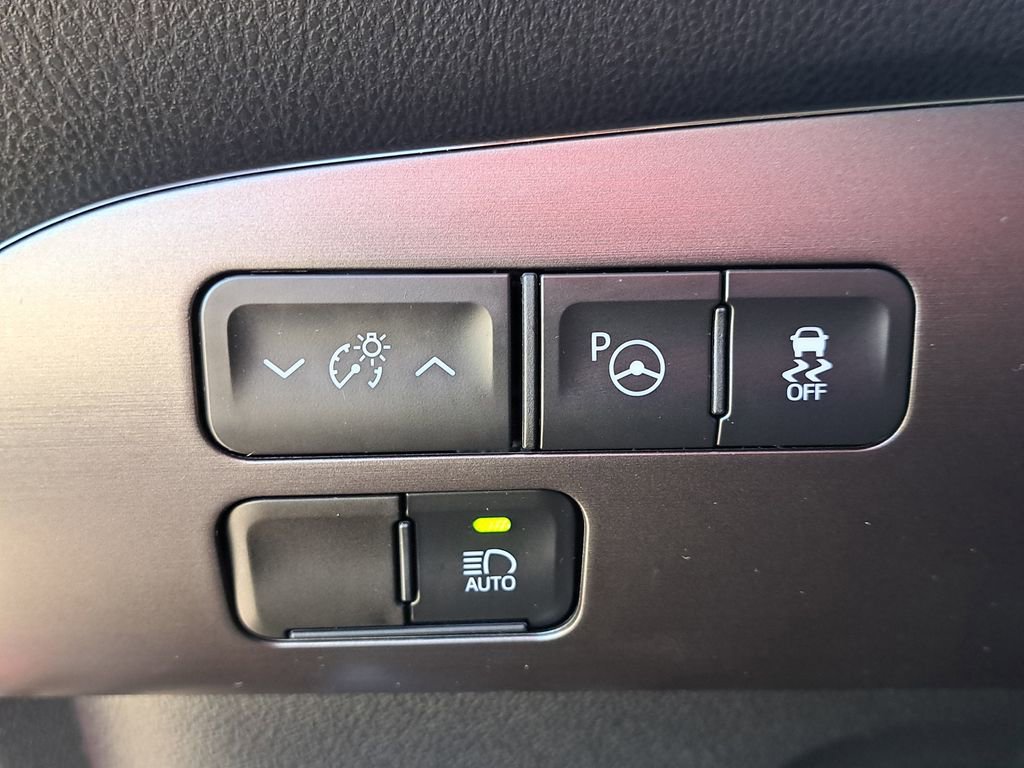 Certified 2021 Toyota Prius XLE image 28