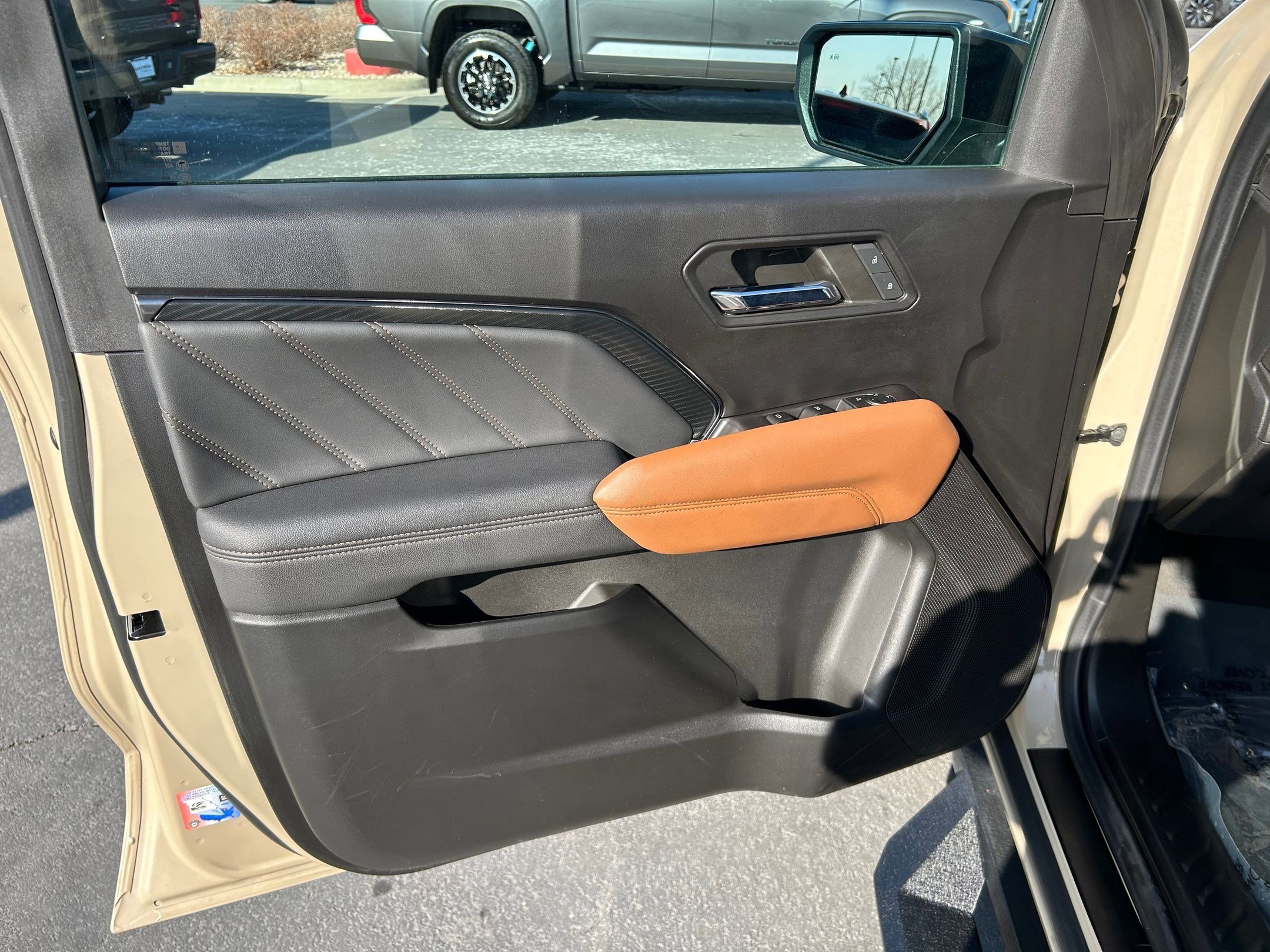 Used 2024 GMC Canyon AT4 w/ Technology Package image 9