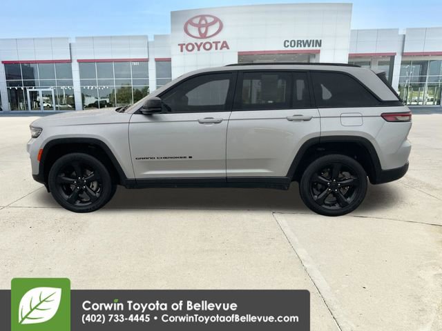 Used 2023 Jeep Grand Cherokee Altitude AWD/4WD image 2