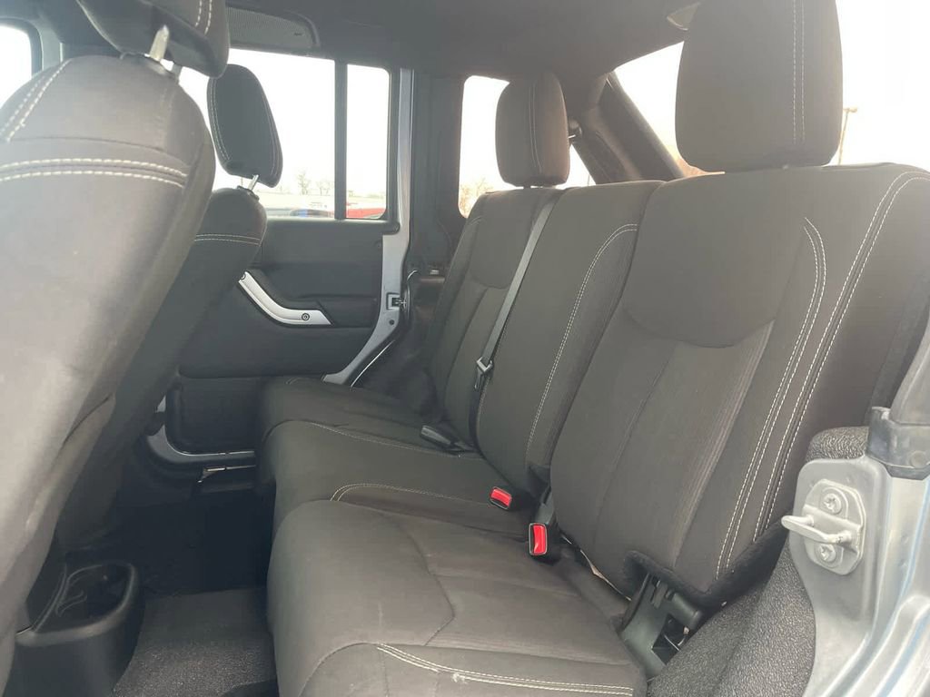 Used 2018 Jeep Wrangler Unlimited Sahara w/ Connectivity Group AWD/4WD image 17