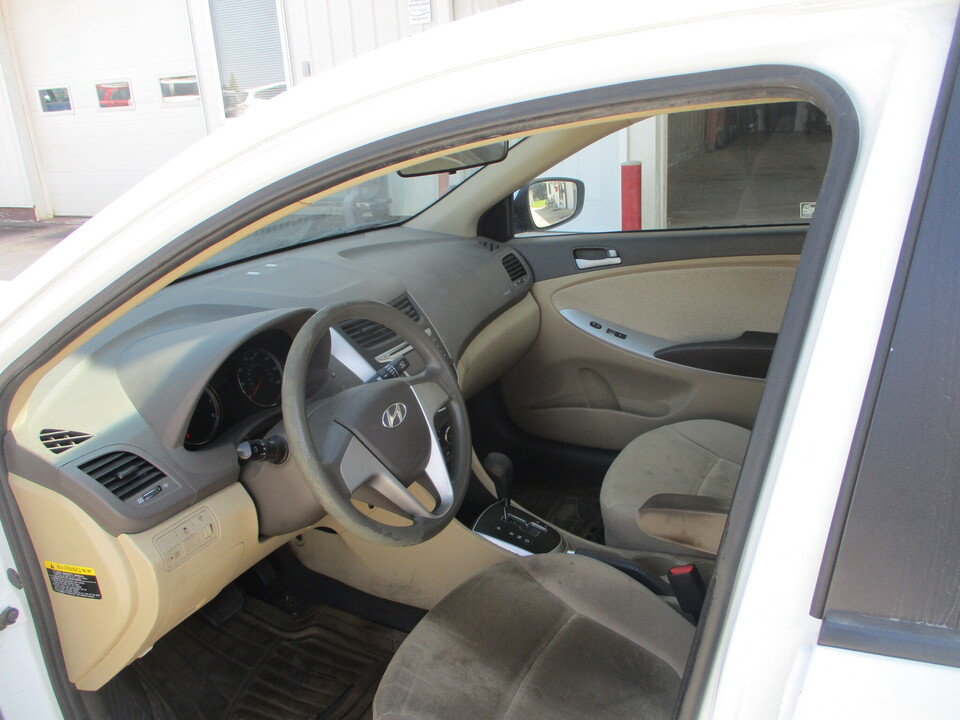 Used 2014 Hyundai Accent GLS FWD image 9