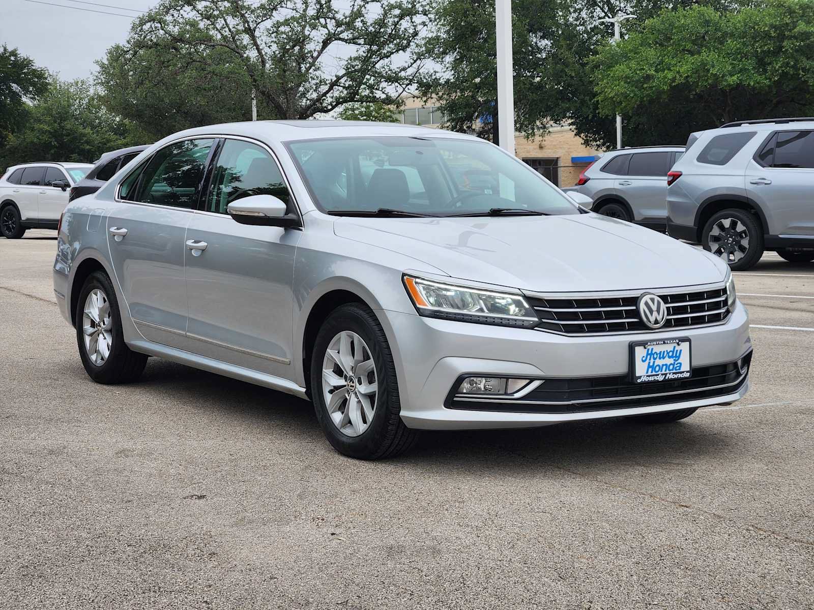 Used 2016 Volkswagen Passat 1.8T SE w/ Lighting Package (P06) FWD image 3