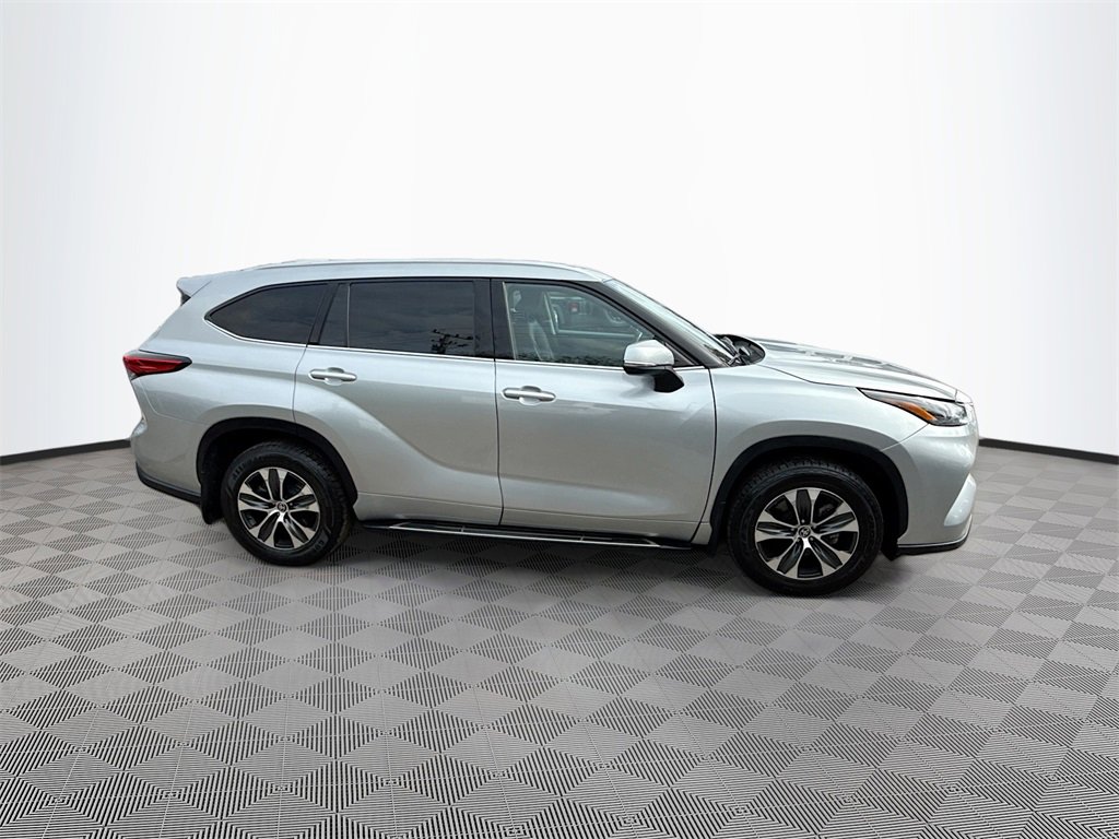 Used 2022 Toyota Highlander XLE image 5