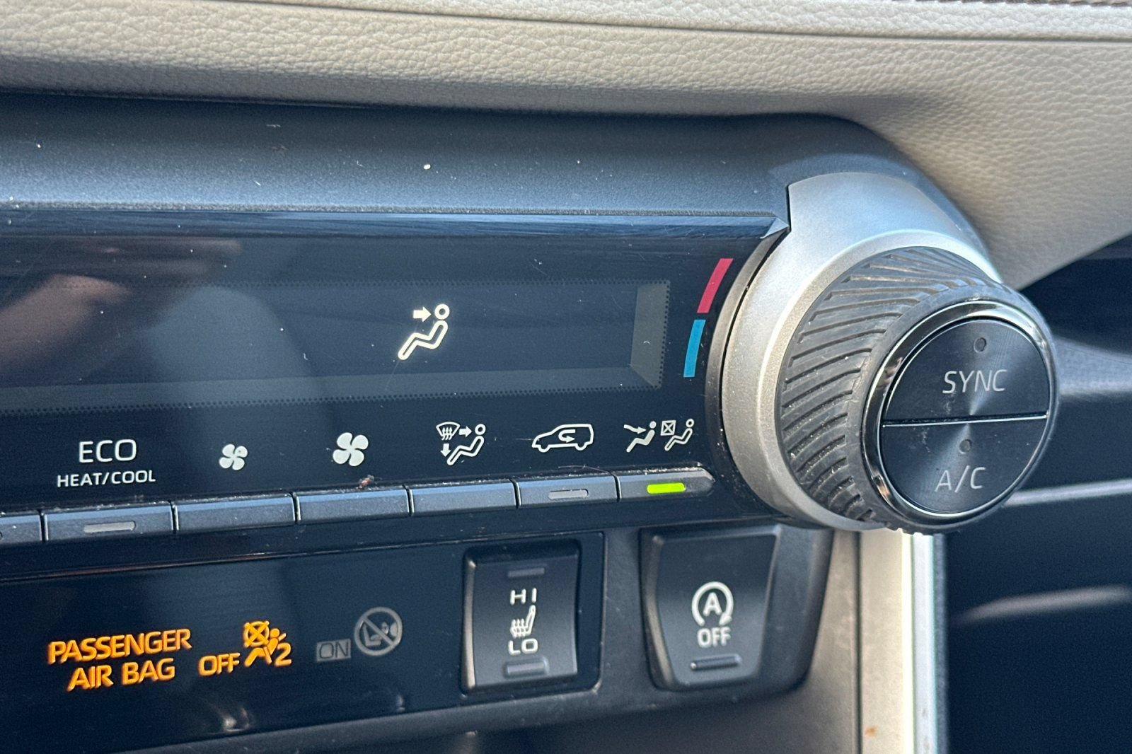Used 2020 Toyota RAV4 XLE Premium FWD image 29