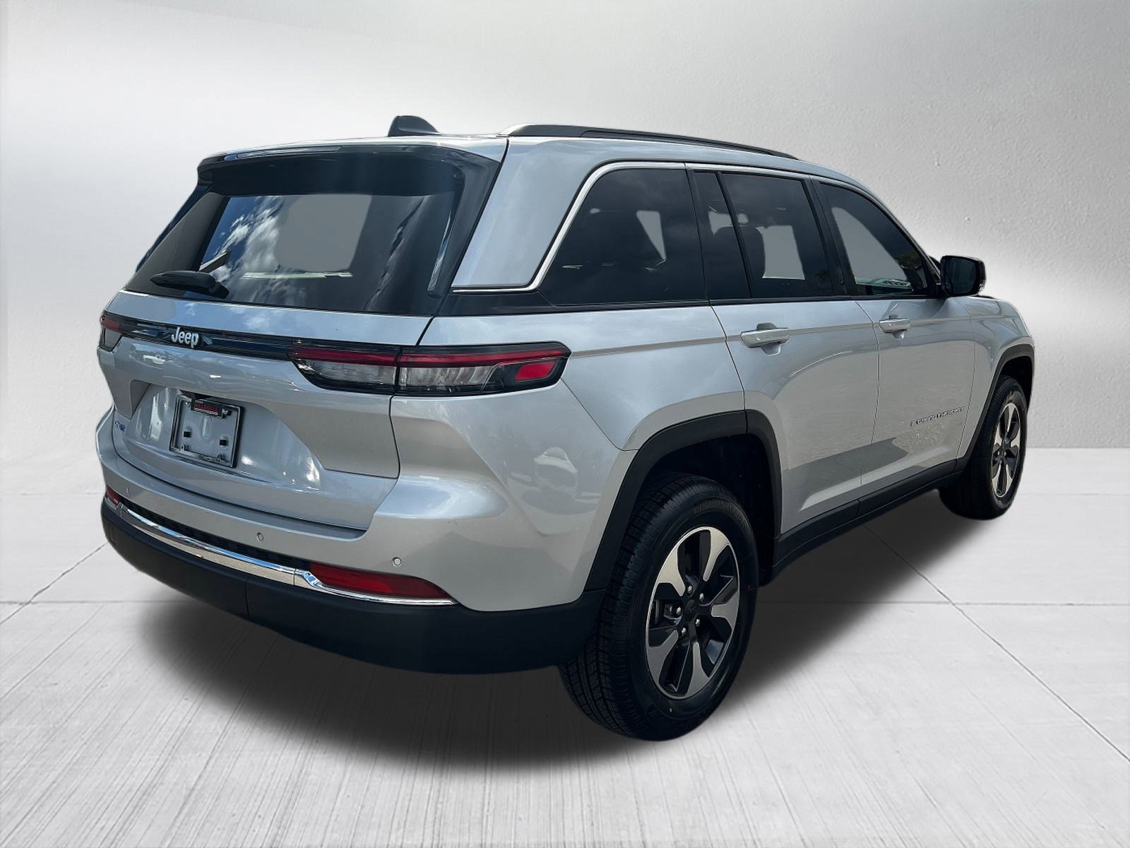 Used 2024 Jeep Grand Cherokee Limited 4xe w/ Trailer Tow Package image 5
