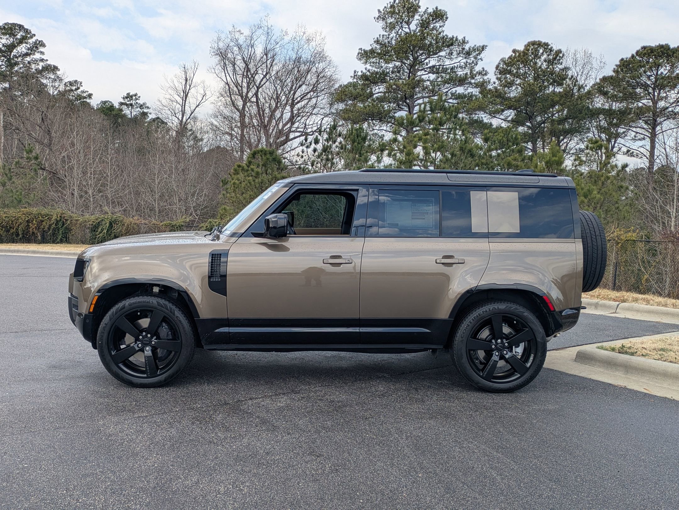 New 2026 Land Rover Defender 110 X-Dynamic SE image 8