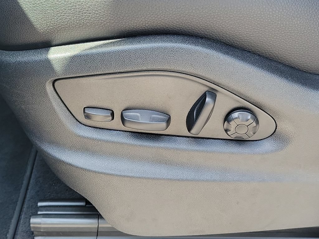 Certified 2025 Porsche Cayenne AWD/4WD image 28