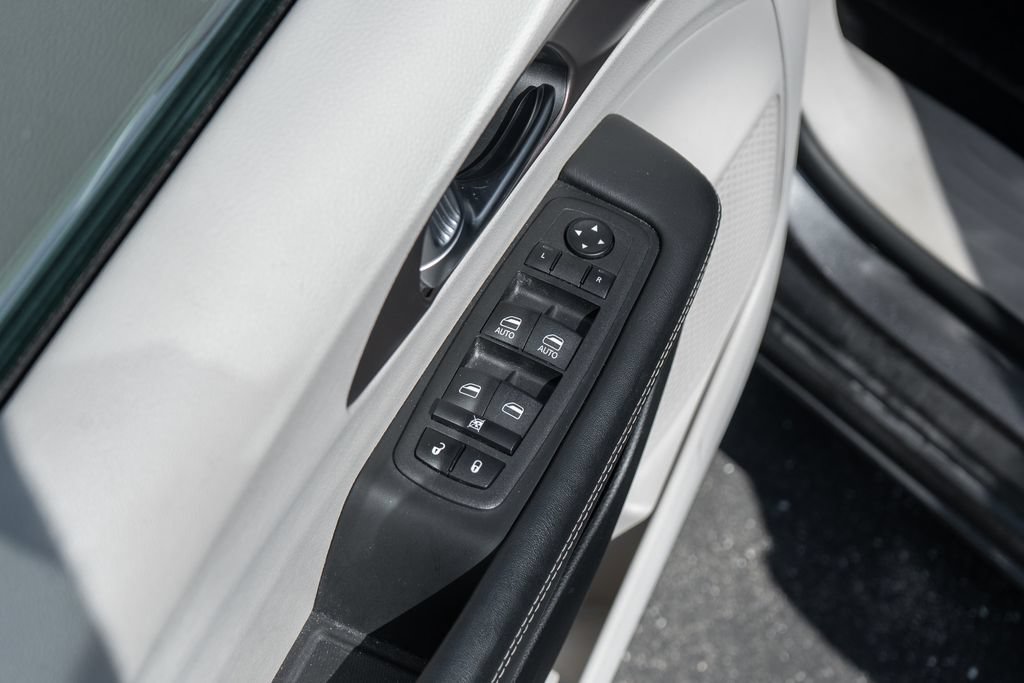 Used 2023 Chrysler Voyager LX FWD image 19