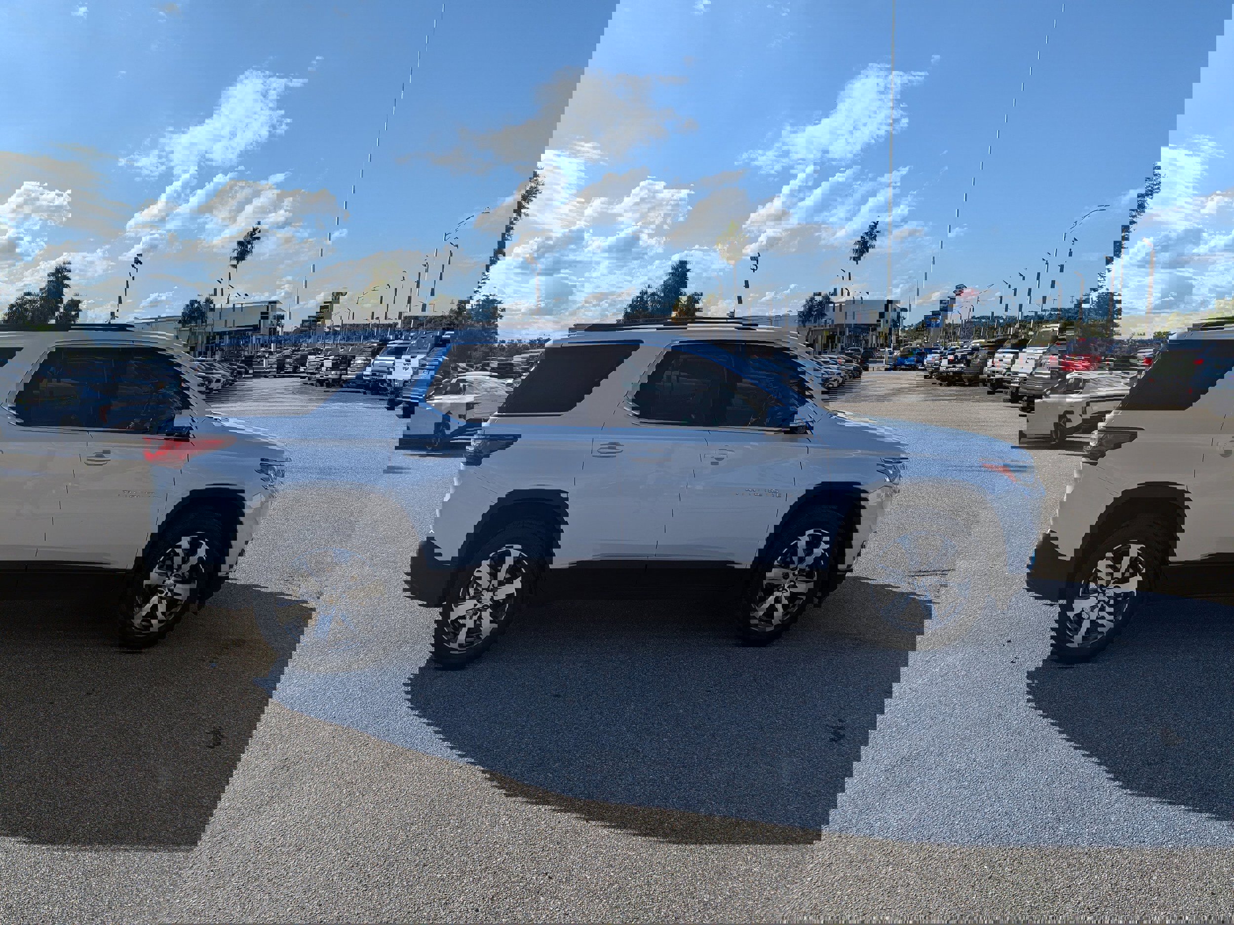 Used 2020 Chevrolet Traverse LT w/ LT Premium Package image 3