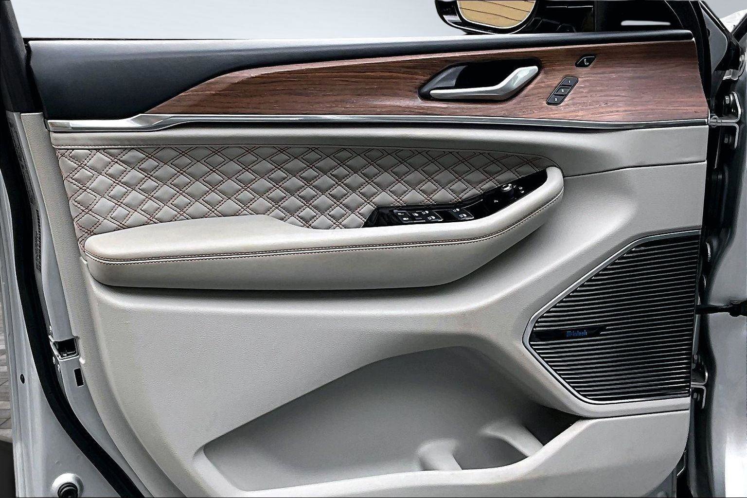 Used 2022 Jeep Grand Cherokee L Summit w/ Advanced Protech Group IV image 24