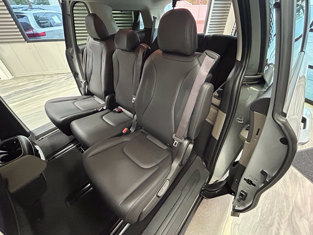Used 2025 Kia Carnival EX FWD image 9