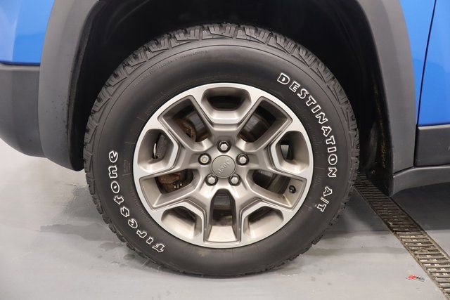 Used 2020 Jeep Cherokee Trailhawk image 25