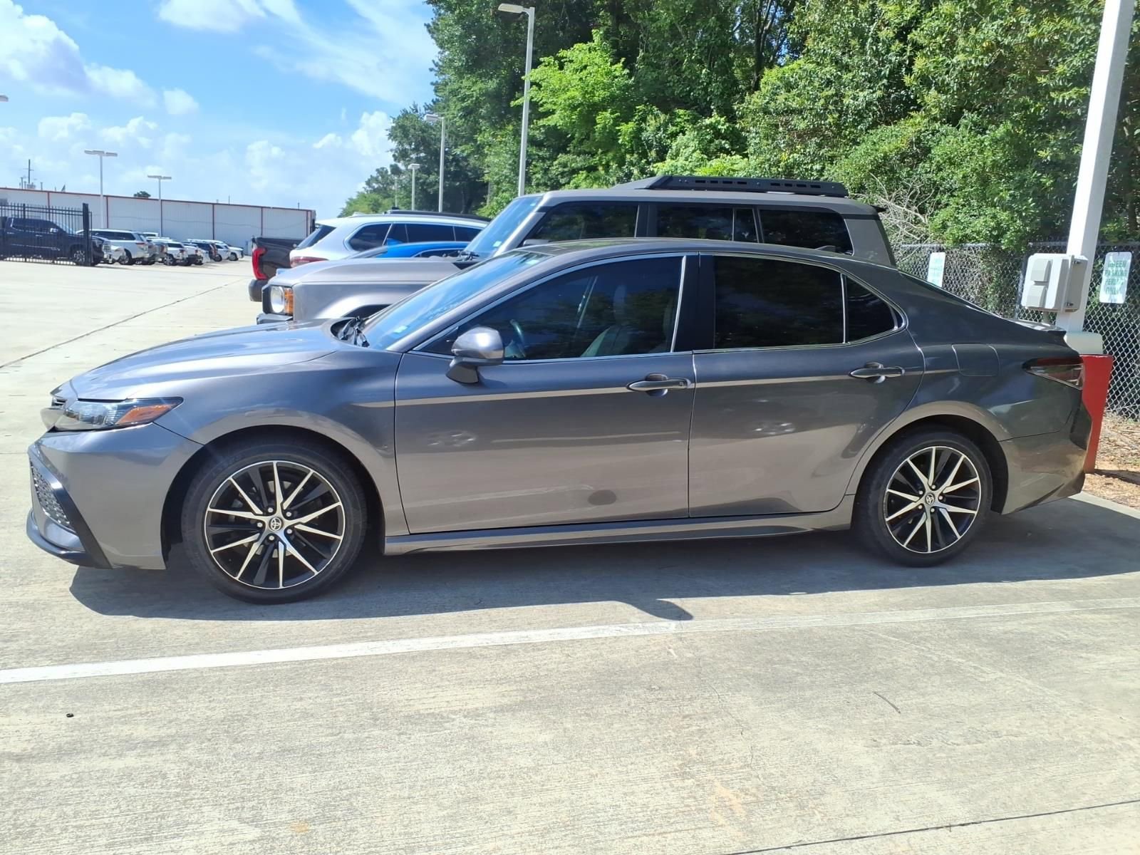 Used 2021 Toyota Camry SE FWD image 5