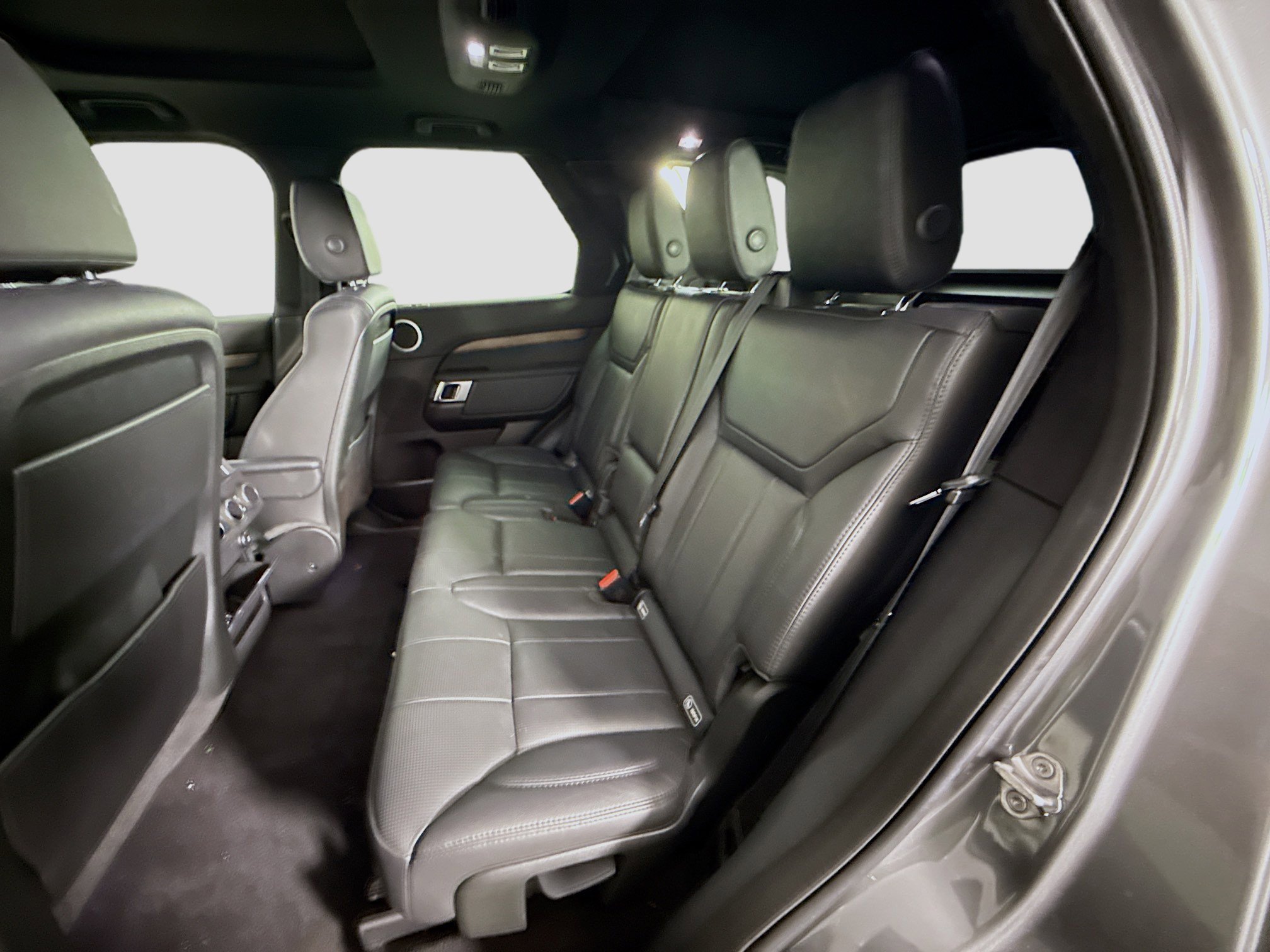 Used 2018 Land Rover Discovery HSE image 25